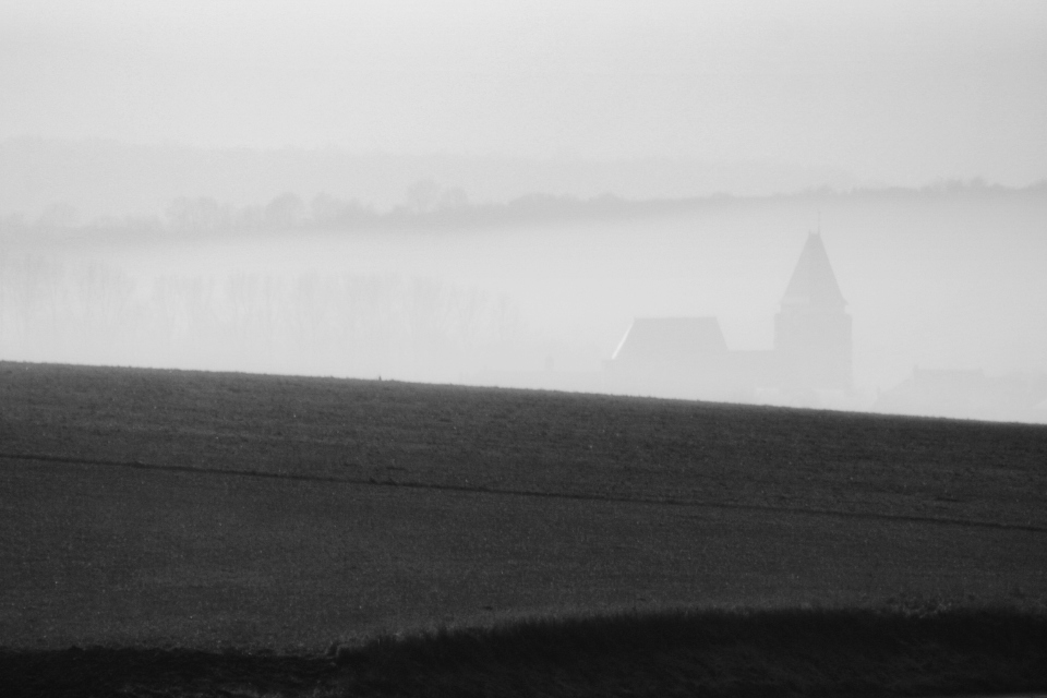 Brume sur l'église Saint-Nicolas à Bray sur Somme